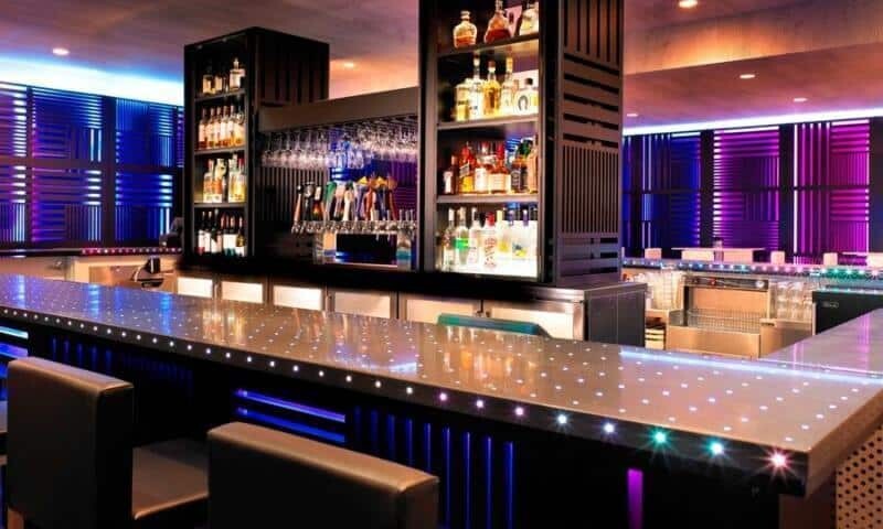 Thiết kế quầy bar khách sạn tạo không gian tương tác giữa bartender và khách hàng