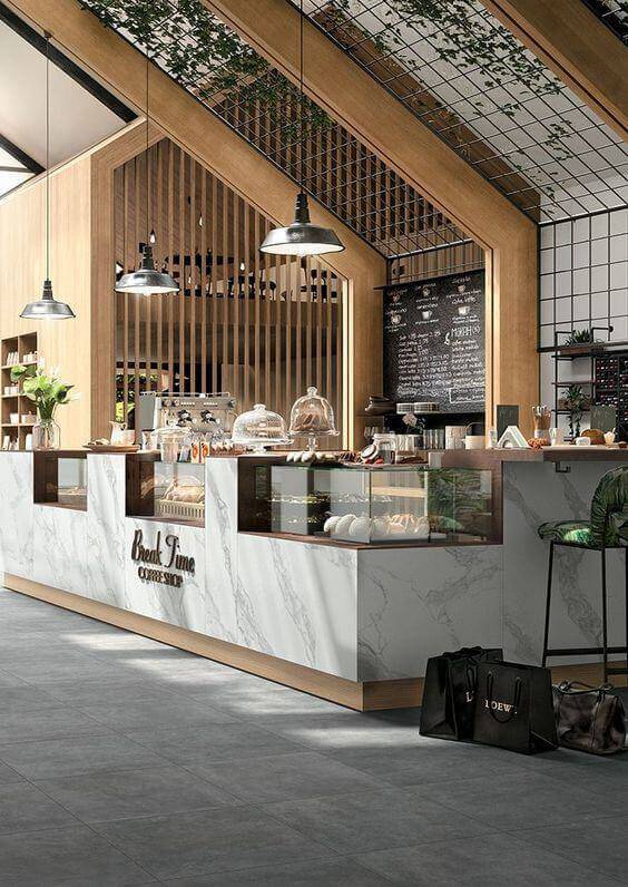 Decor quầy bar cafe phong cách hiện đại bằng đá marble tinh tế và chữ nổi ánh kim