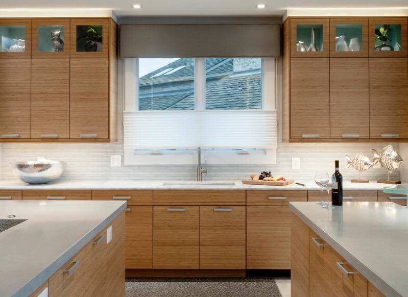 Phòng bếp với thiết kế tủ bếp gỗ đơn giản nhưng vẫn đẹp, sang trọng và hiện đại