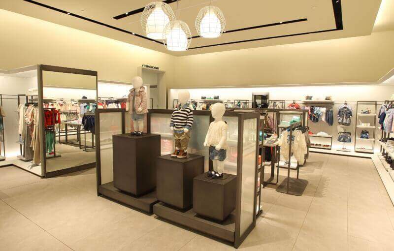 Thiết kế thi công shop thời trang với lối đi bên phải thuận tiện cho quá trình mua sắm của khách hàng