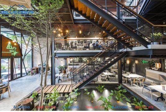Không gian thiết kế quán cà phê nhà thép tạo cảm giác rộng thoáng và tươi mát