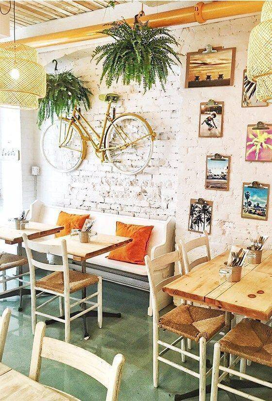 Mẫu thiết kế quán cafe nhỏ với không gian trang trí nội thất kết hợp ánh sáng tự nhiên tốt