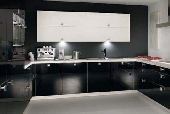 Phòng bếp với các thiết kế tủ bếp trắng đen tạo một không gian cực ấn tượng