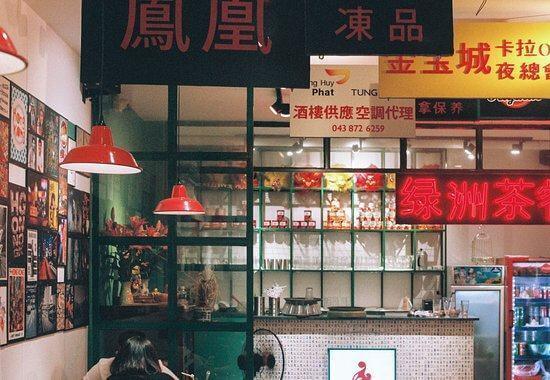 Trang trí biển hiệu hộp đèn tông màu vàng đỏ thiết kế quán cafe phong cách hongkong độc lạ thu hút giới trẻ Việt