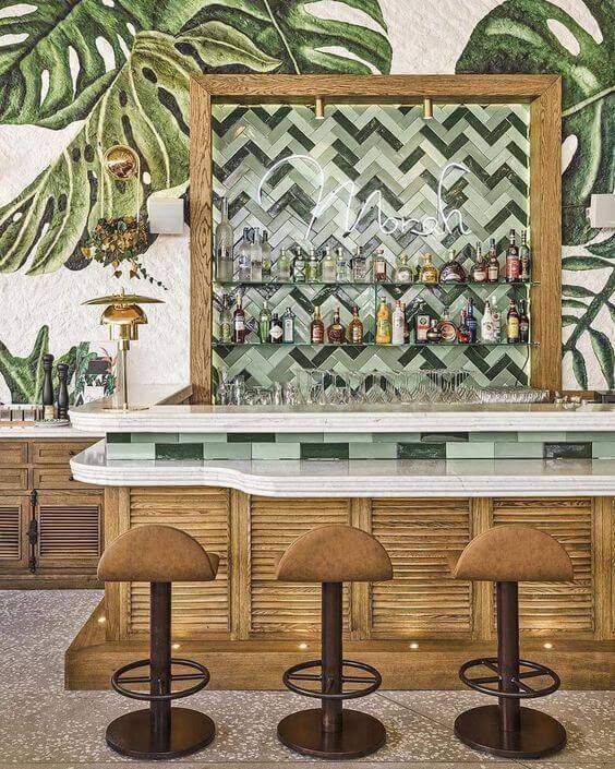 Thiết kế quán cafe take away đẹp họa tiết tropical trang trí tường quầy bar độc đáo