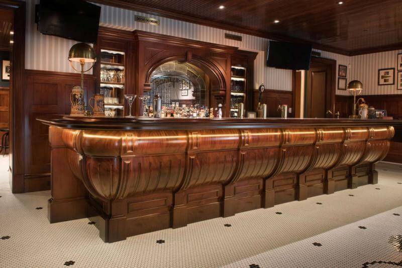 Nhà hàng có thiết kế quầy bar cao cấp với chất liệu gỗ