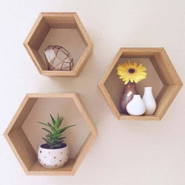 Kệ gỗ trang trí treo tường hình tổ ong