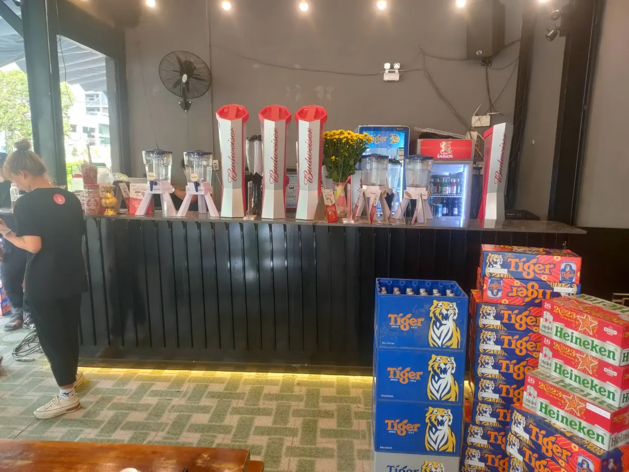 Quầy pha chế quán cafe