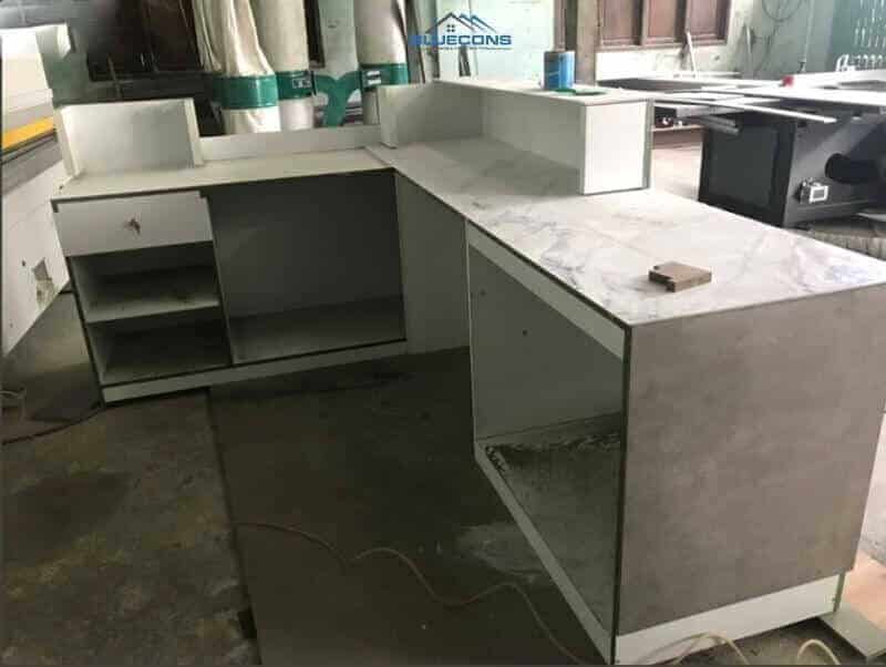 Đá marble trắng vân mây ốp mặt góp phần tạo nên tính thẩm mỹ cao cho quầy