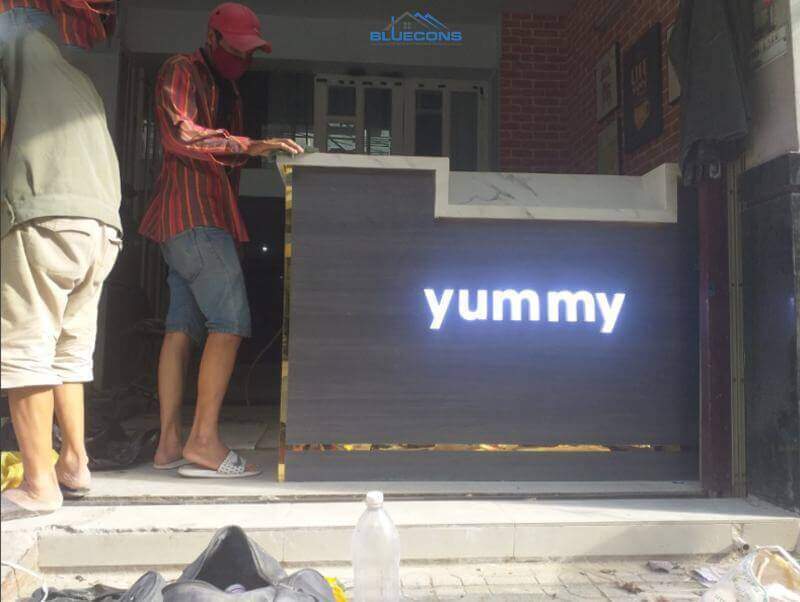 Mẫu quầy bar gỗ kết hợp với mặt đá marble trắng vân mây độc đáo