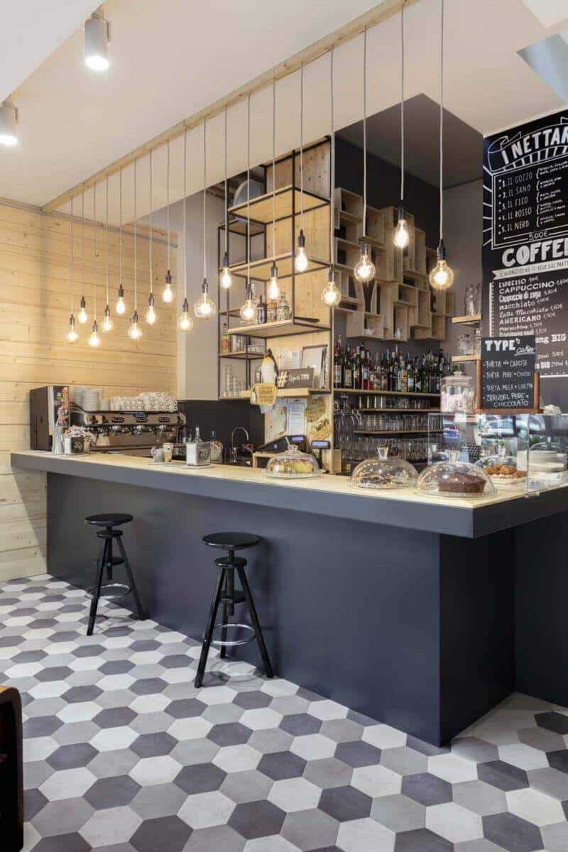 Phong cách retro trong decor quầy bar không chỉ thể hiện ở chất liệu gỗ mà còn ở cách bày trí, họa tiết nhỏ