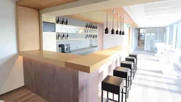 Decor quầy bar phong cách tối giản
