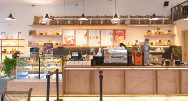 Quầy bar pha chế với tủ bánh thu hút khách