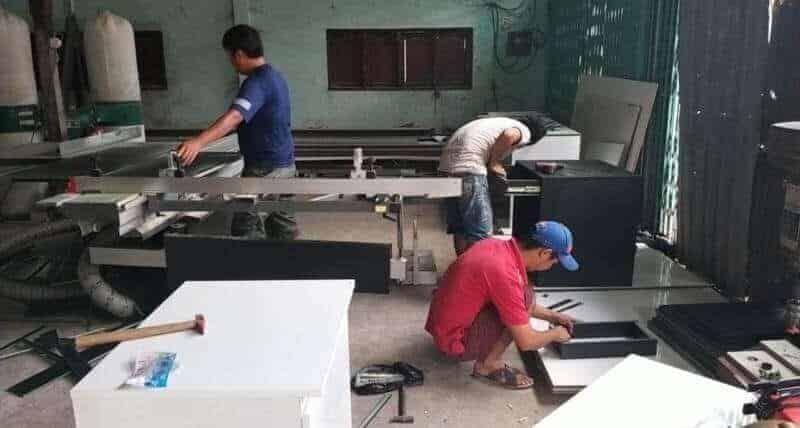 đội ngũ thi công nội thất spa tại xưởng của bluecons