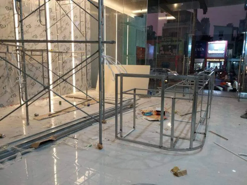 thi công khung sắt quầy lễ tân