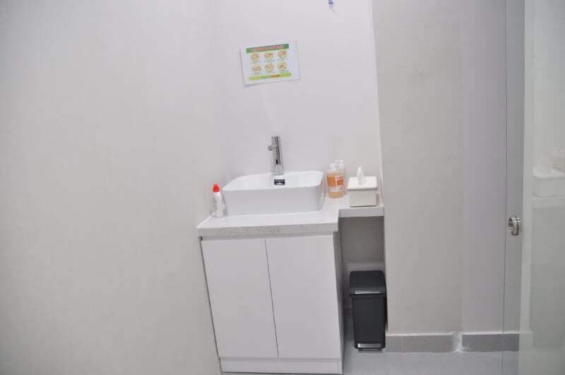 thi công nội thất quầy lavabo chuẩn cho phòng thẩm mỹ viện