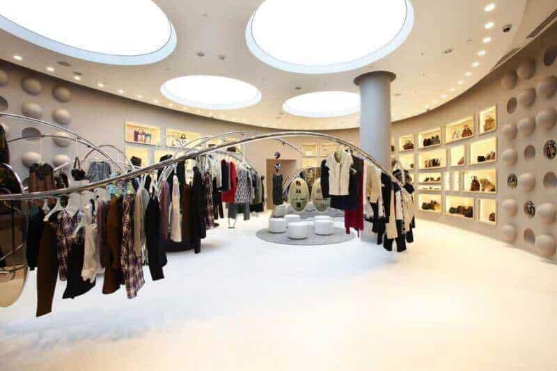 Không gian trưng bày trong thiết kế thi công nội thất shop thời trang nữ