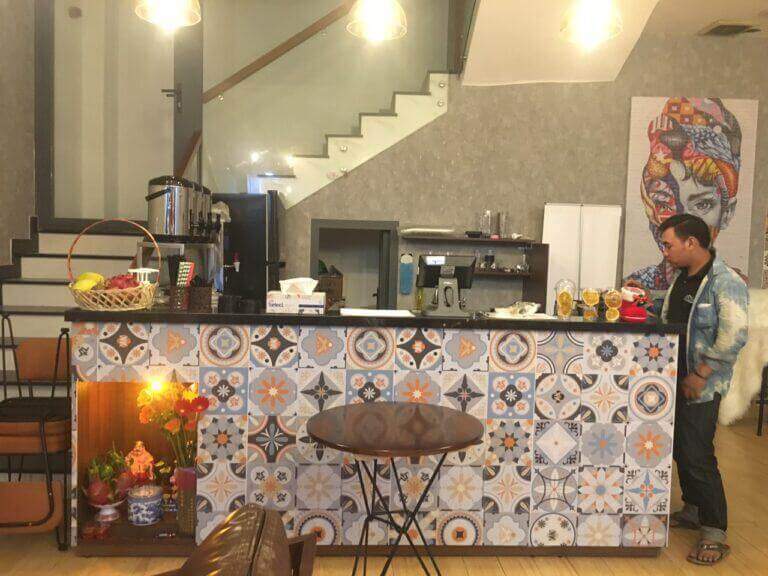 Quầy bar quán cafe tích hợp bàn thờ ông địa