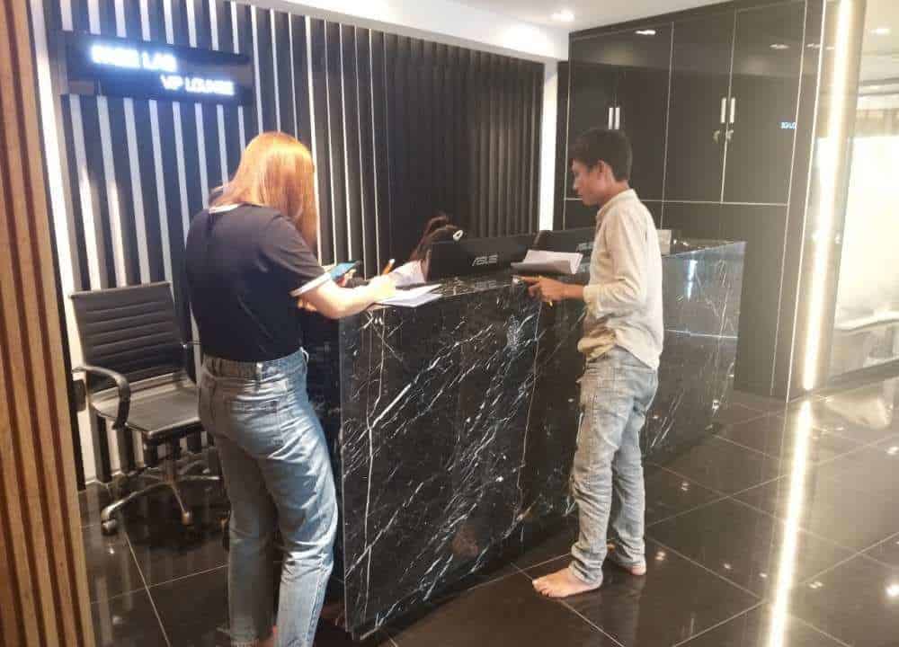 quầy lễ tân đá marble đen tia chớp