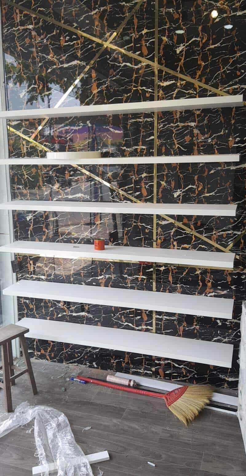 Kệ trưng bày mặt hàng thời trang đẹp bề mặt ốp đá