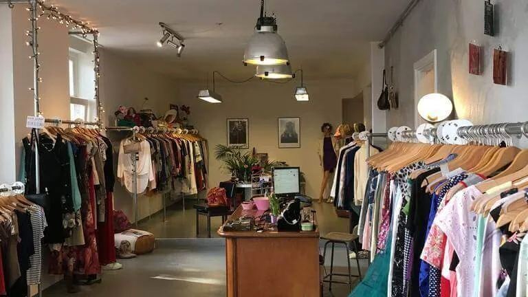 Thiết kế cửa hàng bán quần áo 14 Thiết kế quán cafe phong cách vintage
