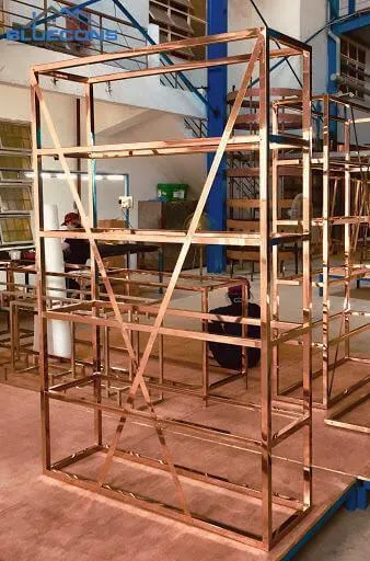 Màu sắc của kệ treo giá treo bằng inox mạ vàng toát lên vẻ đẹp sang chảnh cho shop thời trang