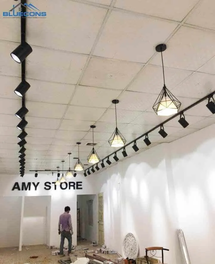 Lựa chọn tông màu trắng sáng tươi mới cho thi công shop thời trang