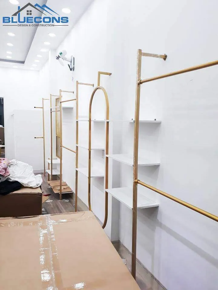 Thi công shop thời trang với hệ thống trần thạch cao bền bỉ