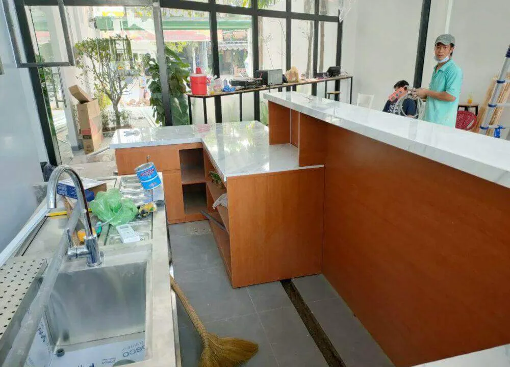 Quầy bar cafe gỗ đẹp có mặt đá chống ẩm mối mọt 2024