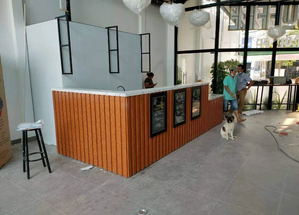 Quầy bar cafe gỗ đẹp có mặt đá chống ẩm mối mọt 2024