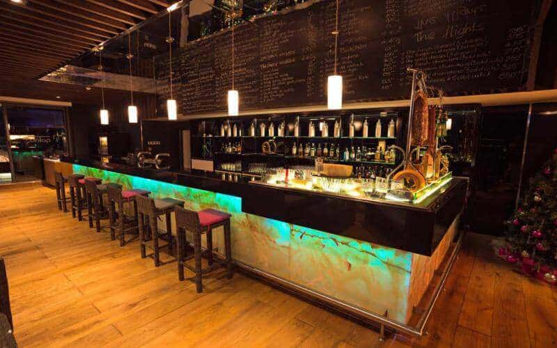 Thiết kế quầy bar nhà hàng kiểu dáng chữ L