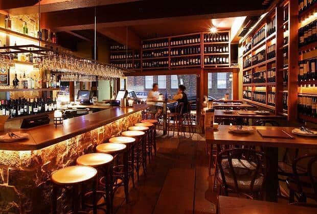 Thiết kế quầy bar nhà hàng bằng gỗ sang trọng
