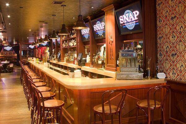 Thiết kế quầy bar nhà hàng kệ rượu đẹp