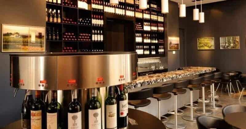 Thiết kế quầy bar nhà hàng kệ trưng bày ấn tượng
