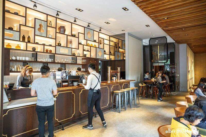 Thiết kế quầy pha chế trà sữa chất liệu gỗ sang trọng, đèn vàng ấm áp