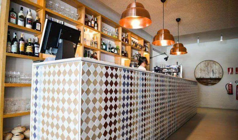 Thi công quầy bar quán cafe