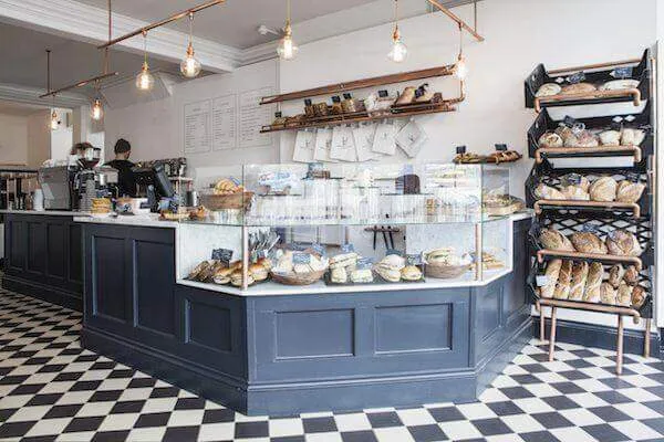 Tủ trưng bày đồ cổ cho phòng khách ấn tượng