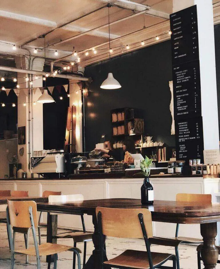 Cách bố trí quầy pha chế cafe và quầy bar 14 Tủ trưng bày đồ cổ cho phòng khách ấn tượng
