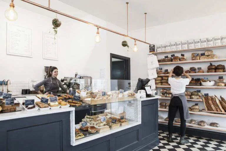 Tủ trưng bày đồ cổ cho phòng khách ấn tượng