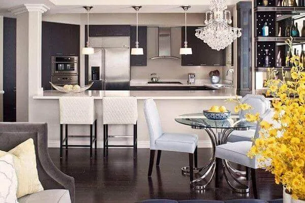 Tủ trưng bày đồ cổ cho phòng khách ấn tượng