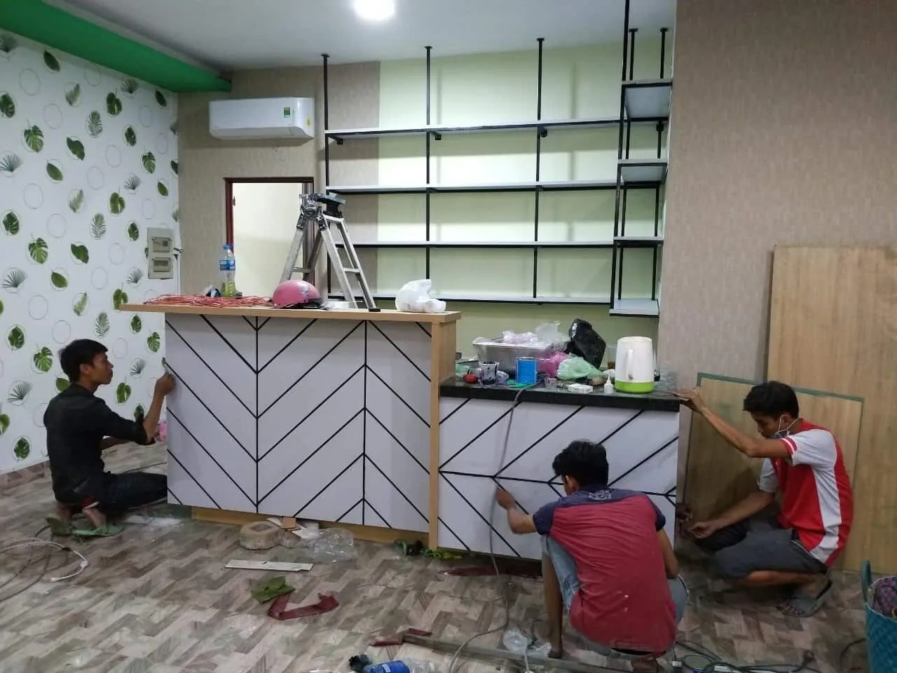 Hệ quầy được ron keo tỷ mỹ, làm vệ sinh sạch sẽ trước khi bàn giao cho chủ quán