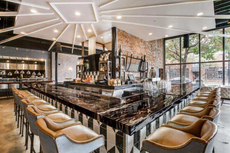 Đá marble đen với vân trắng nổi bật