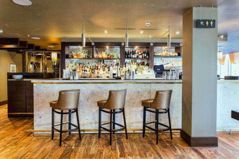 Quầy bar có bốc cục thu hút