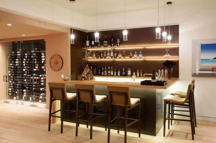 Không gian quầy bar cao cấp kết hợp đèn treo, tủ rượu