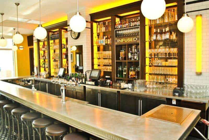 Quầy bar đá marble nổi bật giữa tông vàng