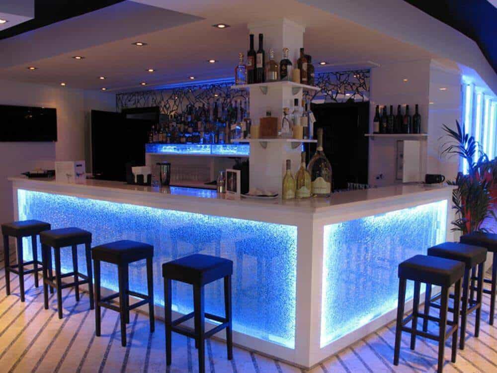 Bố trí quầy bar hiện đại phù hợp với không gian