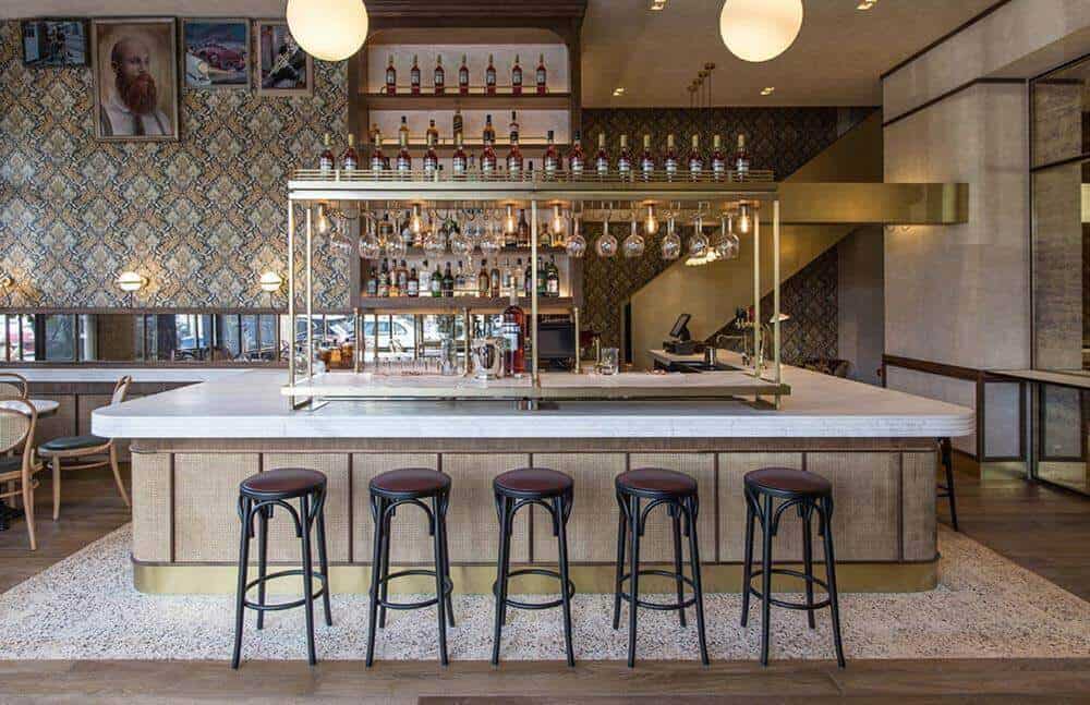 Bố trí dụng cụ pha chế cho quầy bar hiện đại
