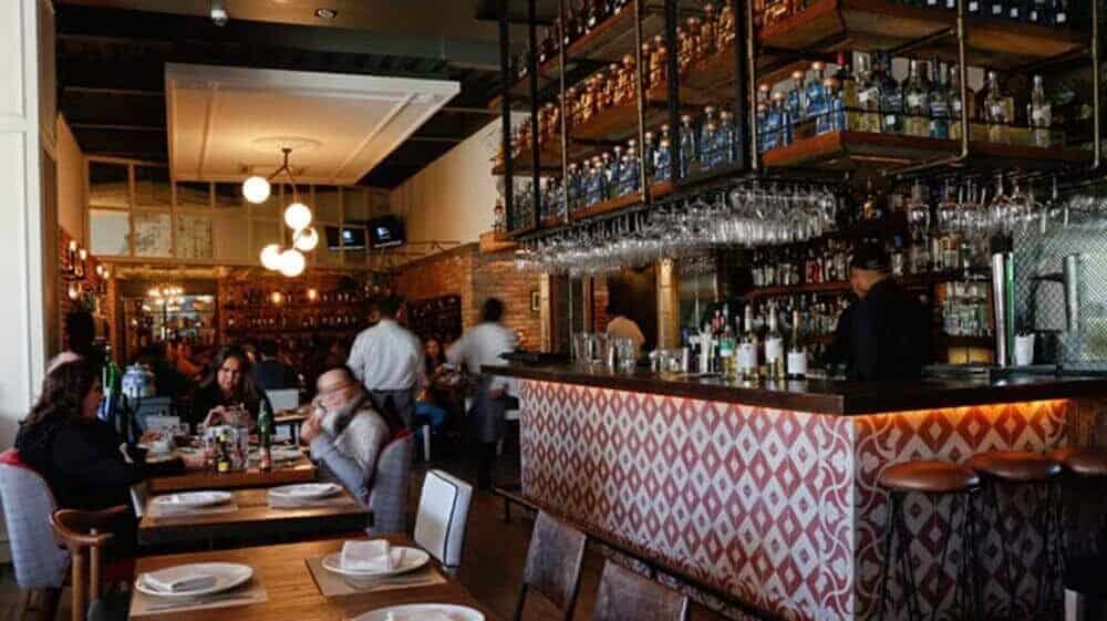 Phong cách thiết kế quầy bar khách sạn tiện nghi hiện đại