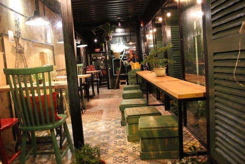 Cách bài trí không gian bên trong tiệm cafe container