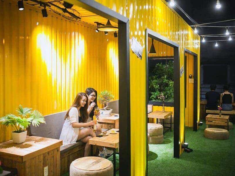Nội thất bên trong quán cafe container